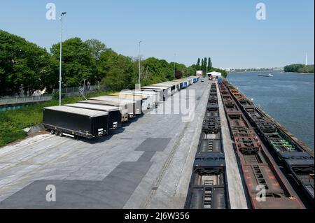 Köln, 03. Mai 2022: LKW-Sattelauflieger warten auf die Verladung auf Züge im niederhler Hafen in köln Stockfoto