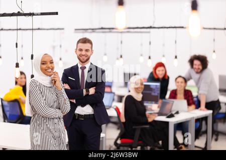 Zwei multiethnische Kollegen in einem modernen Büro. Gruppe von Personen, die im Hintergrund arbeiten Diversity and Success Konzept. Stockfoto