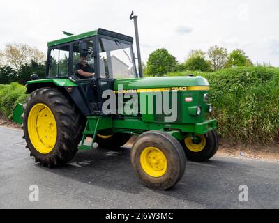 Gt. Bardfield Braintee Essex Großbritannien, 2.. Mai 2022. Stebbing Tractor führt jedes Jahr eine Veranstaltung durch, bei der alte Traktoren durch die Landschaft von Essex gefahren werden. Traktoren werden verwendet, um landwirtschaftliche Anbaugeräte zu ziehen. Copyright Willliam Edwards/Alamy Stockfoto