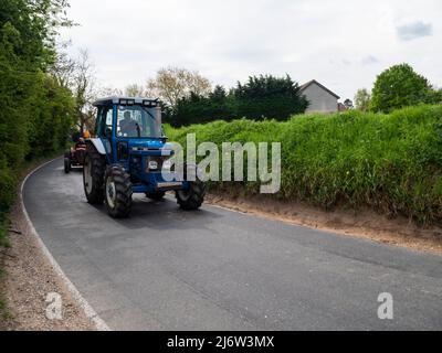 Gt. Bardfield Braintee Essex Großbritannien, 2.. Mai 2022. Stebbing Tractor führt jedes Jahr eine Veranstaltung durch, bei der alte Traktoren durch die Landschaft von Essex gefahren werden. Traktoren werden verwendet, um landwirtschaftliche Anbaugeräte zu ziehen. Copyright Willliam Edwards/Alamy Stockfoto