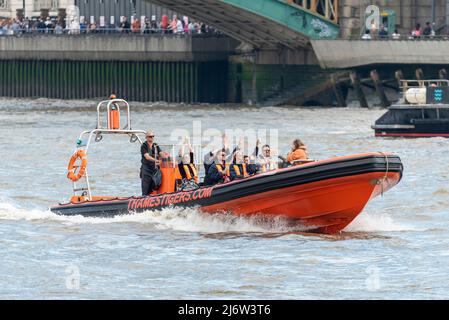Fahrten mit dem Hochgeschwindigkeitsboot Thames Tigers auf der Themse in London, Großbritannien. Schnellboot-Touristenschiff unterwegs in Southwark Stockfoto