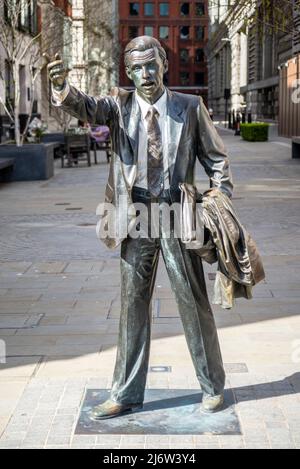 Taxi, der Titel einer Bronzestatue von John Seward Johnson Jr, die einen Stadtarbeiter einfriert und ein Taxi anhagelt. Datum 1983. In Blackfriars, London, Großbritannien Stockfoto