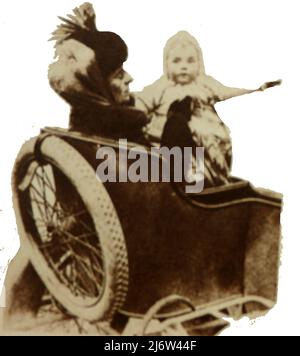 Ein Pressebild aus dem Jahr 1911 von einer Mutter und einem Baby in einem Motorrad-Seitenwagen, der damals als „Kombination“ bekannt war. Stockfoto