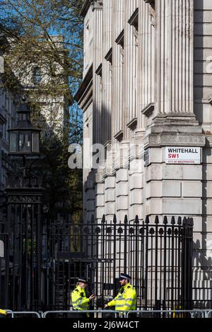 Whitehall SW1 Straßenschild, am Eingang zur Downing Street, Westminster, London, Großbritannien. Straßenschild. Ecke des Kabinetts. Polizeibeamte am Tor Stockfoto