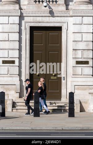 Kabinettstür in 70 Whitehall, Westminster, London, Großbritannien. Menschen, die am Kabinett des Vereinigten Königreichs, Regierungsbüros, vorbeigehen Stockfoto