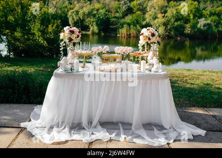 Candy Bar. Köstlich süßen Buffet mit Cupcakes. Süße urlaub Buffet mit Kuchen und anderen Desserts Stockfoto