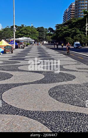 RIO DE JANEIRO, BRASILIEN - 16. MÄRZ 2022: Bürgersteig am Copera-Strand, Rio Stockfoto