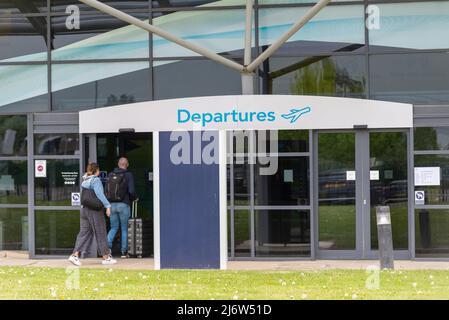 Passagiere, die das Passagierterminal am Londoner Flughafen Southend, Essex, Großbritannien, betreten und den ersten easyJet-Flug nach der Wiederaufnahme von COVID 19 besteigen Stockfoto