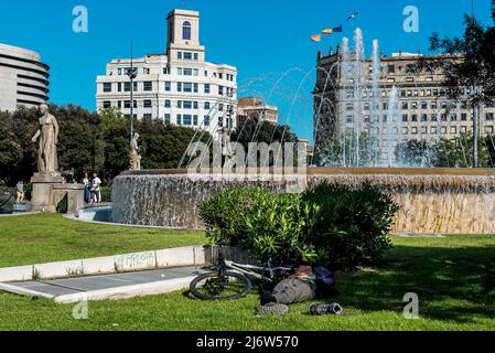 Barcelona, Spanien - 24. April 2022: Platz Katalonien (Placa de Catalunya) in Barcelona Stockfoto