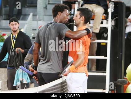 Novak Djokovic aus Serbien und Gael Monfils aus Frankreich während des Tennisturniers Mutua Madrid Open 2022 am 3. Mai 2022 im Caja Magica Stadion in Madrid, Spanien - Foto: Laurent Lairys/DPPI/LiveMedia Stockfoto
