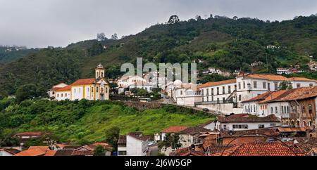 OURO PRETO, MINAS GERAIS, BRASILIEN - 8. JANUAR 2018: Teilansicht der historischen Stadt. Stockfoto