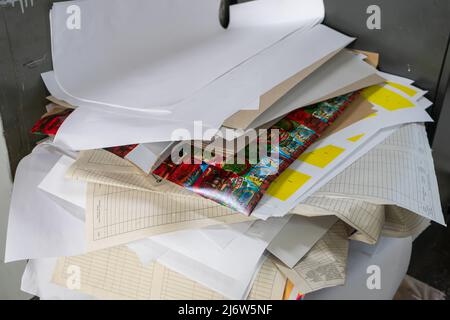 Der alte Stapel dokumentiert das Geschäft für das Recycling Stockfoto