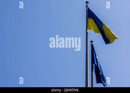 04. Mai 2022, Frankreich, Straßburg: Die Flaggen der Ukraine und der Europäischen Union fliegen im Wind vor dem Gebäude des Europäischen Parlaments. Im EU-Parlament liegt der Fokus auf dem Thema Ukraine. Es wird erwartet, dass ein sechstes Sanktionspaket vorgestellt wird, das auch den Austritt aus dem russischen Öl beinhaltet. Foto: Philipp von Ditfurth/dpa Stockfoto