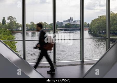 04. Mai 2022, Frankreich, Straßburg: Ein Mann überquert eine Brücke, die zwei Gebäude des Europäischen Parlaments verbindet, während im Hintergrund das Gebäude des Europäischen Gerichtshofs für Menschenrechte zu sehen ist. Es wird erwartet, dass ein sechstes Sanktionspaket einschließlich des Ausstiegs aus dem russischen Öl vorgestellt wird. Foto: Philipp von Ditfurth/dpa Stockfoto