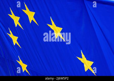 04. Mai 2022, Frankreich, Straßburg: Im Gebäude des Europäischen Parlaments hängt eine Flagge der Europäischen Union. Im EU-Parlament liegt der Fokus auf dem Thema Ukraine. Erwartet wird die Präsentation eines sechsten Sanktionspakets, das den Austritt aus dem russischen Öl beinhaltet. Foto: Philipp von Ditfurth/dpa Stockfoto