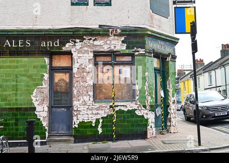 Brighton UK 4. May 2022 - der Besitzer des Montreal Arms Pubs in der Gegend von Brighton in Hannover wurde kürzlich aufgefordert, die historischen grünen Fliesen an der Außenseite des Gebäudes wiederherzustellen. Der Besitzer, der ursprünglich ukrainische Flüchtlinge in der Kneipe unterbringen wollte, wurde ein Jahr lang von Brighton und dem Stadtrat von Hove zur Restaurierung der Kacheln auf dem unter Denkmalschutz stehenden Gebäude übergeben. : Credit Simon Dack / Alamy Live News Stockfoto