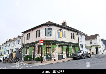 Brighton UK 4. May 2022 - der Besitzer des Montreal Arms Pubs in der Gegend von Brighton in Hannover wurde kürzlich aufgefordert, die historischen grünen Fliesen an der Außenseite des Gebäudes wiederherzustellen. Der Besitzer, der ursprünglich ukrainische Flüchtlinge in der Kneipe unterbringen wollte, wurde ein Jahr lang von Brighton und dem Stadtrat von Hove zur Restaurierung der Kacheln auf dem unter Denkmalschutz stehenden Gebäude übergeben. : Credit Simon Dack / Alamy Live News Stockfoto