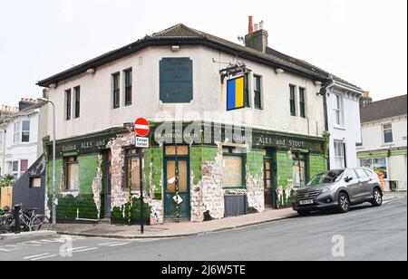 Brighton UK 4. May 2022 - der Besitzer des Montreal Arms Pubs in der Gegend von Brighton in Hannover wurde kürzlich aufgefordert, die historischen grünen Fliesen an der Außenseite des Gebäudes wiederherzustellen. Der Besitzer, der ursprünglich ukrainische Flüchtlinge in der Kneipe unterbringen wollte, wurde ein Jahr lang von Brighton und dem Stadtrat von Hove zur Restaurierung der Kacheln auf dem unter Denkmalschutz stehenden Gebäude übergeben. : Credit Simon Dack / Alamy Live News Stockfoto