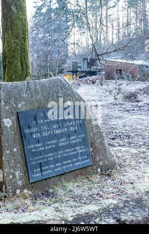 Winter im Wald von Dean - Gedenkstätte für die Männer, die bei der Katastrophe der Union Colliery am 4.. September 1902 in Bixslade, Gloucestershire, Englan, ums Leben kamen Stockfoto