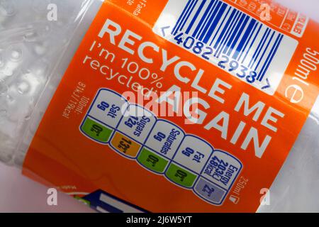 Recyceln Ich bin wieder zu 100 % recycelt - Details zur Flasche Fanta Orange Drink Stockfoto