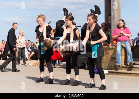 Traditionelle Tänze bei der Whitby Folk Week Stockfoto