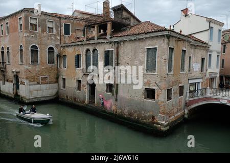 Um das Banksy Graffiti in Venedig zu erreichen, müssen Sie in Campo San Pantalon ankommen, der sich im Stadtteil Dorsoduro an der Hausnummer 3703 (die Kirche) befindet. Stockfoto