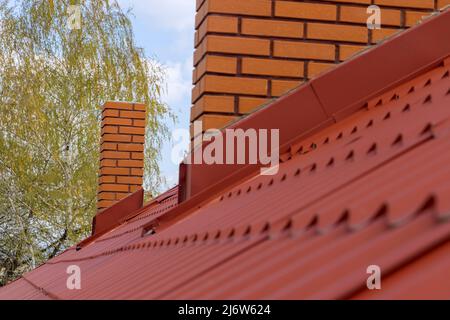 Dachdach mit roten Dachziegeln Stockfoto