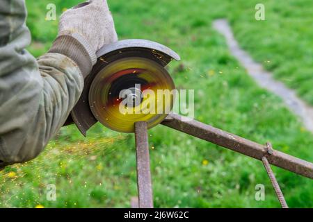 Metallbearbeitung mit Winkelschleifer Funken in Metallarbeiten Stockfoto