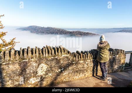 Der Fluss Wye, der aufgrund einer Temperaturinversion vom Standpunkt des Symonds Yat Rock, Herefordshire, England, vollständig vom Nebel verdeckt wurde Stockfoto