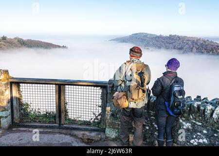 Der Fluss Wye, der aufgrund einer Temperaturinversion vom Standpunkt des Symonds Yat Rock, Herefordshire, England, vollständig vom Nebel verdeckt wurde Stockfoto