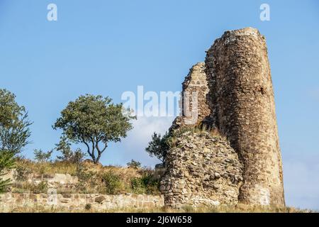 Alter zerstörter Turm in Osteuropa - Teil des Jvari-Klosters aus dem 6.. Jahrhundert in Mzcheta Georgien - eines der ältesten christlichen Klöster des Landes Stockfoto