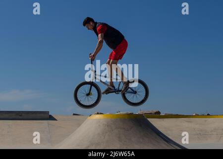 Caminha, Portugal - 28. April 2022 : Junge Teenager, die am 28. April 2022 BMX im Stadtpark in Vila Praia de Ancora, Caminha, Portugal, machen. Stockfoto