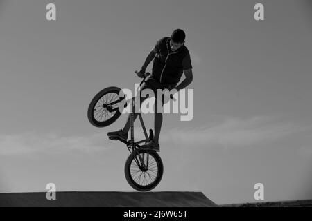 Caminha, Portugal - 28. April 2022 : Junge Teenager, die am 28. April 2022 BMX im Stadtpark in Vila Praia de Ancora, Caminha, Portugal, machen. Stockfoto