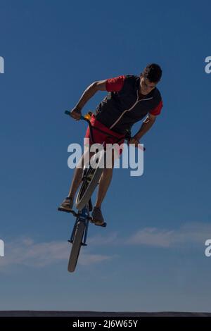 Caminha, Portugal - 28. April 2022 : Junge Teenager, die am 28. April 2022 BMX im Stadtpark in Vila Praia de Ancora, Caminha, Portugal, machen. Stockfoto