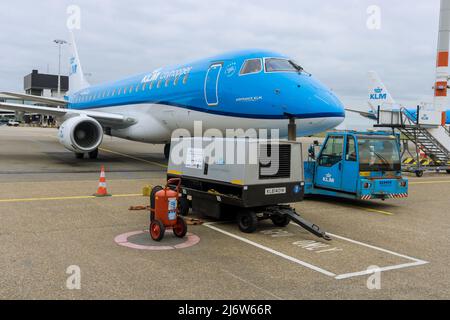 KLM Royal Dutch Airlines Boeing 737-Flugzeug auf der Start- und Landebahn des Flughafens Schiphol Amsterdam, Niederlande International Airport Stockfoto