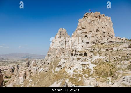 Das Schloss Uchisar ist Mitglied der UNESCO-Liste des Weltkulturerbes. Göreme, Kappadokien, Türkei. Touristenort mit Häusern in Kappadokien. Stockfoto