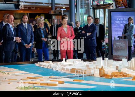 Kronprinzessin Victoria und Prinz Daniel von Schweden und Kronprinz Haakon von Norwegen im Lindholmen Science Park in Göteborg, am 04. Mai 2022, um an der Eröffnung des Business Seminars teilzunehmen, am letzten von 3 Tagen offizieller Besuch Schwedens aus Norwegen Foto: Albert Nieboer / Niederlande OUT / Point de Vue OUT Stockfoto