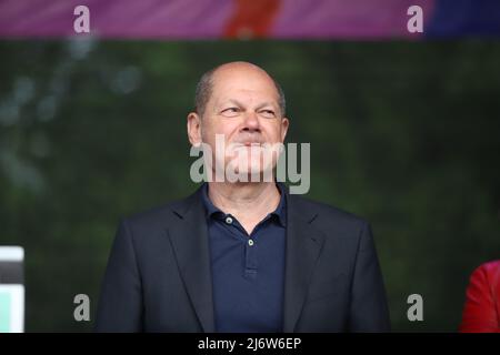 Bundeskanzler Olaf Scholz ( SPD ) spricht bei der Kundgebung des DGB am 01.05.2022 in Düsseldorf, Deutschland. * Die Deutsche Bundeskanzlerin (Sozialpartei Stockfoto