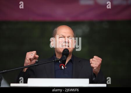 Bundeskanzler Olaf Scholz ( SPD ) spricht bei der Kundgebung des DGB am 01.05.2022 in Düsseldorf, Deutschland. * Die Deutsche Bundeskanzlerin (Sozialpartei Stockfoto