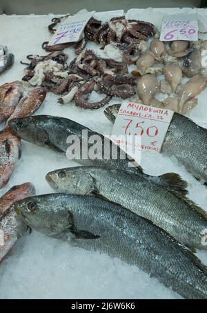 Stände, die Fleisch und Fisch auf dem zentralen städtischen Athens Markt, Athen, Griechenland, Europa verkaufen Stockfoto