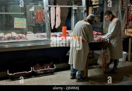 Arbeiter, die Fleisch und Fisch auf dem zentralen städtischen Markt in Athen, Athen, Griechenland, Europa zubereiten Stockfoto
