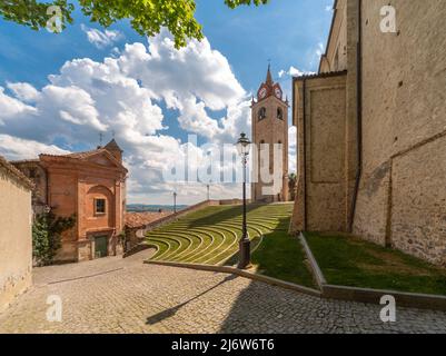 Monforte d'Alba, langhe, Cuneo, Italien - 02. Mai 2022: Das Auditorium Horszowsky Amphitheater mit dem alten Glockenturm von Santa Maria und der Kirche Stockfoto