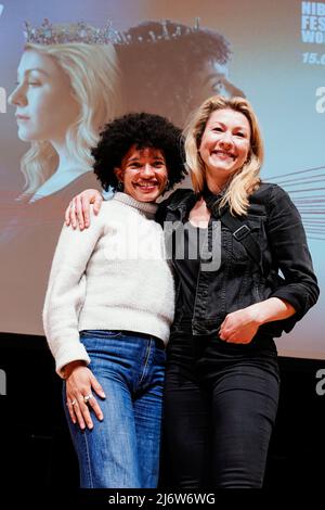 04. Mai 2022, Rheinland-Pfalz, Worms: Die Schauspielerinnen Gina Haller (l.) und Genija Rykova stehen während einer Pressekonferenz zum diesjährigen Nibelungen Festival auf der Bühne. Heute stellen die Organisatoren das Ensemble für das Stück 'Hildensaga vor. Ein Drama einer Königin“. Foto: Uwe Anspach/dpa Stockfoto