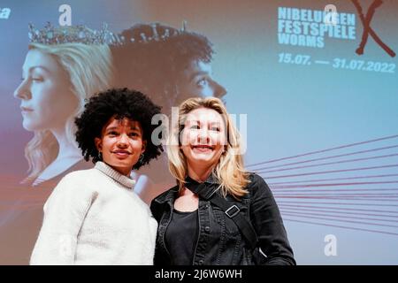 04. Mai 2022, Rheinland-Pfalz, Worms: Die Schauspielerinnen Gina Haller (l.) und Genija Rykova stehen während einer Pressekonferenz zum diesjährigen Nibelungen Festival auf der Bühne. Heute stellen die Organisatoren das Ensemble für das Stück 'Hildensaga vor. Ein Drama einer Königin“. Foto: Uwe Anspach/dpa Stockfoto