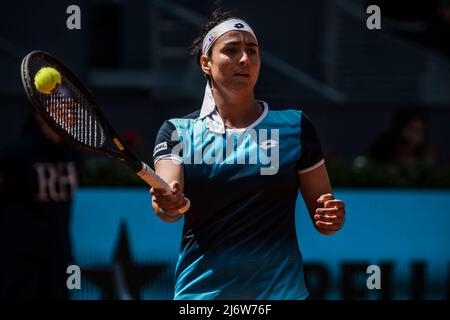 Madrid, Spanien. 04.. Mai 2022. Madrid, . 04. Mai 2022: ONS JABEUR (tun) gibt den Ball an Simona Halep (ROU) am 7. Tag der Madrid Open 2022 zurück. Jabeur gewinnt 6:3, 6:2 Credit: Matthias Oesterle/Alamy Live News Stockfoto