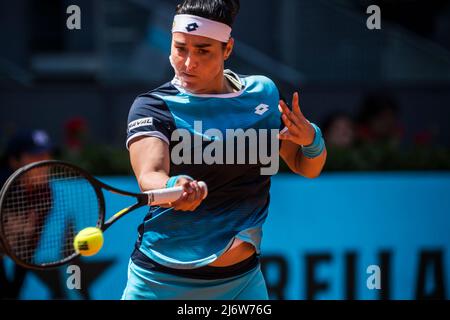 Madrid, Spanien. 04.. Mai 2022. Madrid, . 04. Mai 2022: ONS JABEUR (tun) gibt den Ball an Simona Halep (ROU) am 7. Tag der Madrid Open 2022 zurück. Jabeur gewinnt 6:3, 6:2 Credit: Matthias Oesterle/Alamy Live News Stockfoto