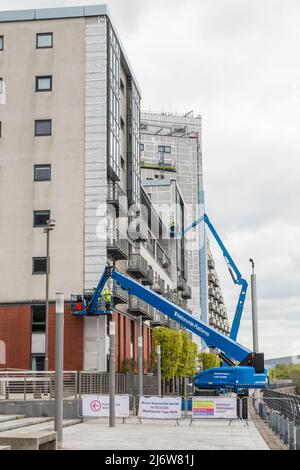 Außenverkleidungen werden bei Wohnungen in Glasgow Harbour, Schottland, Großbritannien, ersetzt Stockfoto