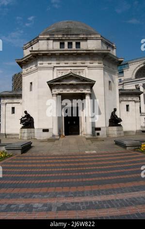 Hall of Memory ist ein Kriegsdenkmal, das 1925 eröffnet wurde, um den Bürgern von Birmingham zu gedenken, die im Weltkrieg 1 auf dem Centenary Square in Birmingham, England, starben Stockfoto