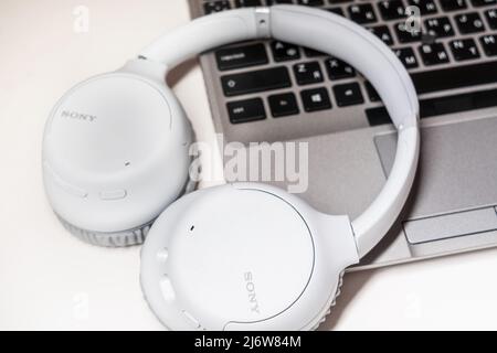 11242021 - Kiew, Ukraine: Weiße kabellose Kopfhörer WH-CH710N von Sony mit Geräuschminimierung Stockfoto