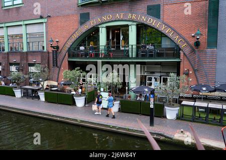 Pitcher & Piano Bar mit Bierwein und Cocktails sowie einer Auswahl an grasenden Tellern und Pub-Klassikern im Brindley Place Birmingham City Centre England, Großbritannien Stockfoto